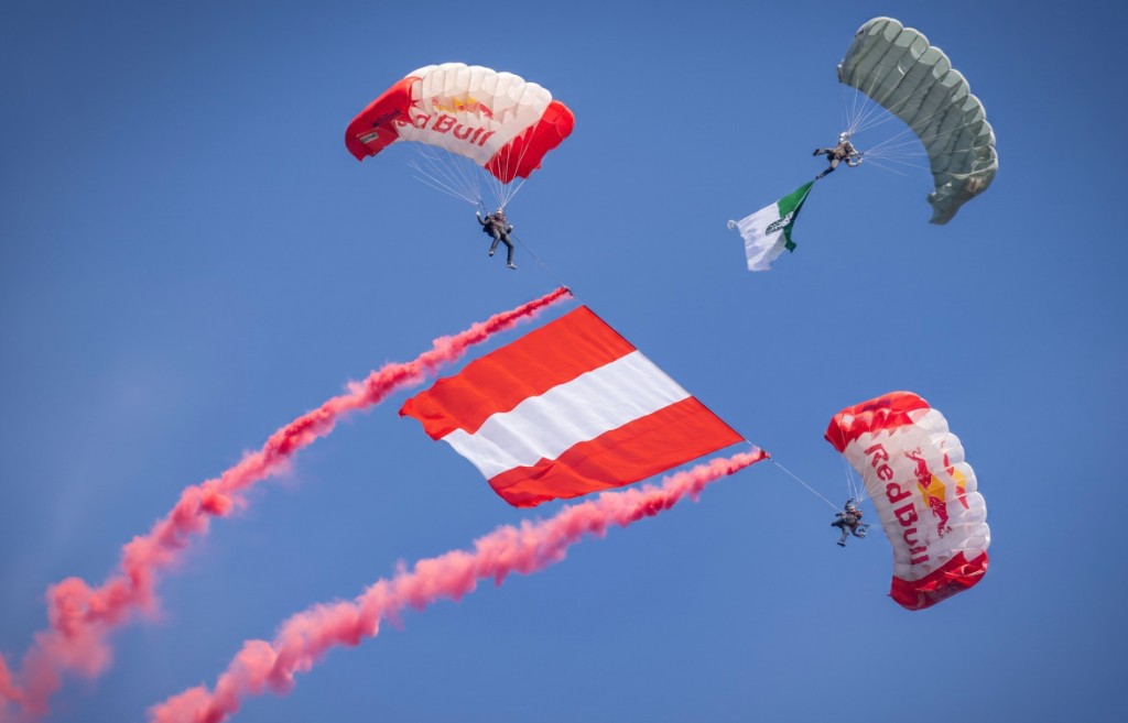 Fallschirmspringer mit österreichischer Flagge AirPower Zeltweg